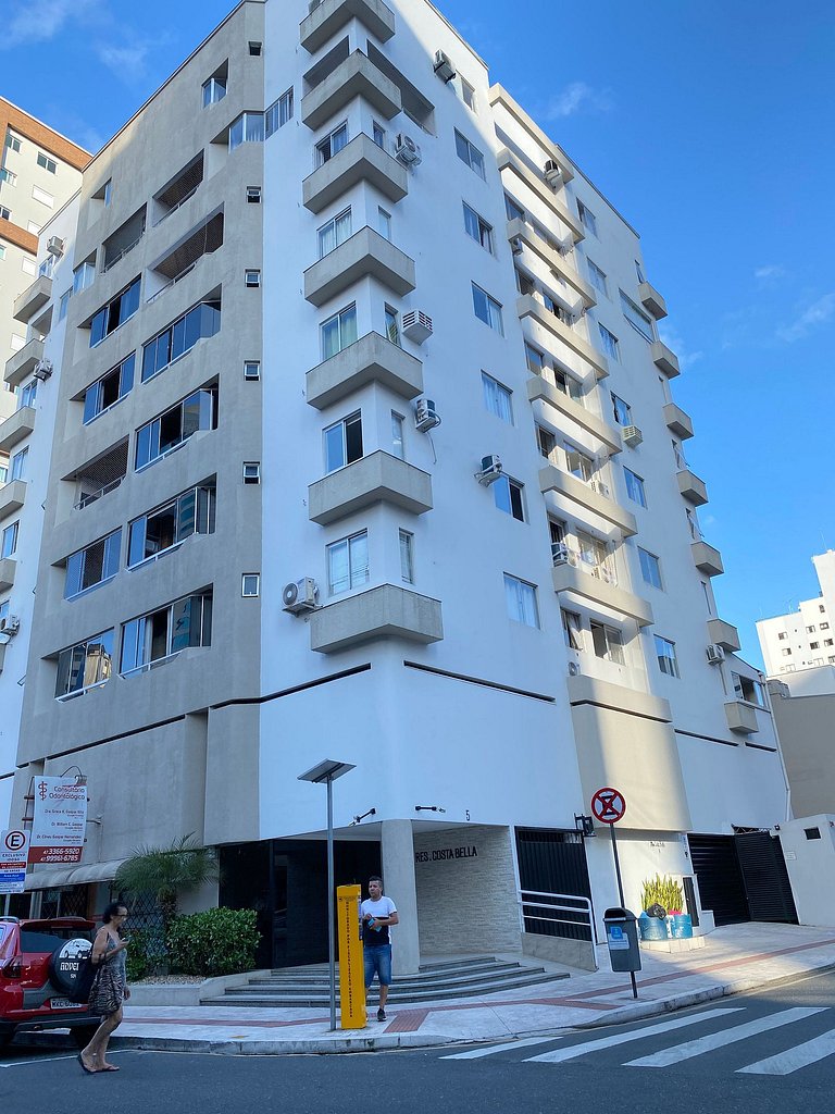 CB54 - Currasqueira, 2 Dorm Climatizados, Garagem