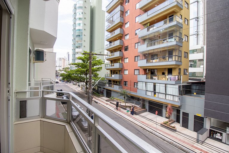 JOA31 - 2 Dorm Climatizados, Garagem, TV Smart