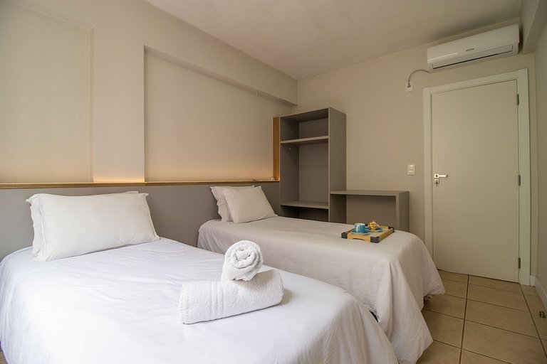 STH52 - Quadra Mar, 4 Dorm, Centro, Climatizado